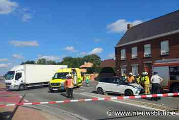 Zware botsing op kruispunt: brandweer moet bestuurder (67) uit wagen halen