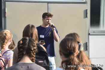 Nieuwe middelbare school in Peer opent met stand-upcomedy van leerkracht Lars