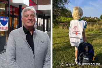 Vastgoedmakelaar deelt 2.000 fluohesjes uit voor dertigste verjaardag: “Mijn manier om immokantoor in de verf te zetten”