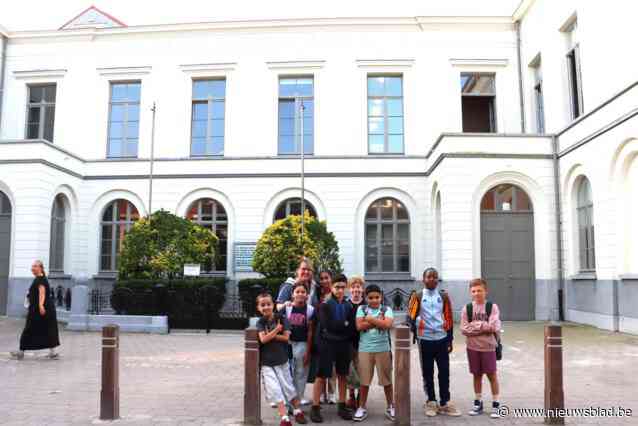 Leerlingen van basisschool starten schooljaar in echt monument: gerestaureerde jongensschool uit 1877 weer in gebruik