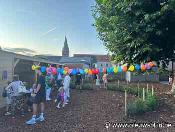 Weg zandbak, welkom modderkeukentje en buitenklassen: school ontvangt kleuters op nieuwe speelplaats