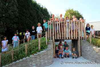 Kinderen van basisschool Rozenregen leven zich uit op vernieuwde groene speelplaats
