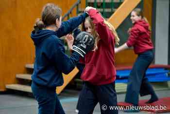 Vrouwen leren over zelfverdediging en weerbaarheid tijdens workshop in GemmA