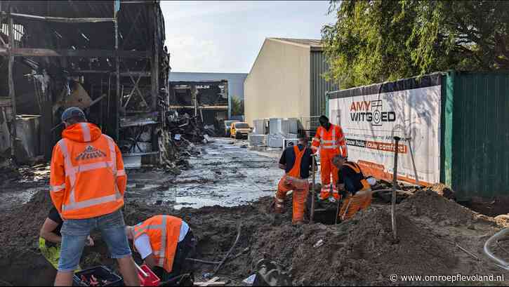 Almere - Bedrijfspand ligt er troosteloos bij na grote brand in Almere