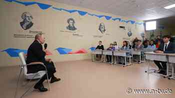 Unterricht über Ukraine-Krieg: Putin schlüpft in die Rolle des Oberlehrers