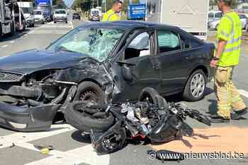 Motorrijder (25) in levensgevaar na zware klap in flank auto: “Man werd 35 meter weggeslingerd”