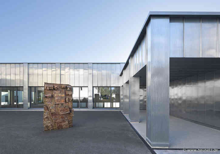 Schwimmen hinter Titanzink
 - Erweiterung in Kreuzlingen von Gähler Flühler Fankhauser Architekten