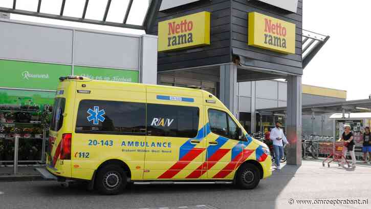 Vrouw neergestoken bij supermarkt, politie zoekt naar dader