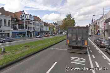 Fietser gewond afgevoerd na ongeval met vrachtwagen, politie ter plaatse