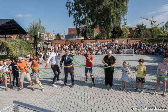 Leerlingen De Brug spelen nieuwe groene speelplaats in: “Prachtig voorbeeld hoe een hedendaagse speelplaats er uit kan zien”