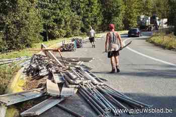 Vrachtwagen verliest deel van lading stellingen op afrit van E34 in Zoersel