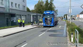 Schwerer Unfall zwischen Freilassing und Salzburg: Lkw erfasst Fußgänger - Mann (†34) tot