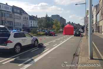 Fietser in levensgevaar na ongeval met vrachtwagen, politie ter plaatse