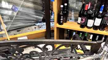 La serranda sfondata, poi la fuga con il bottino. La banda della Panda colpisce ancora