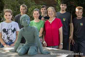 Kunstenares schenkt beeldje aan VIBO-school: “Sterrenkijkertje symboliseert hoopvolle blik naar toekomst”