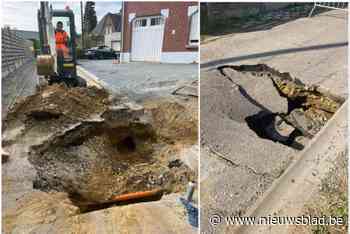 Bestuurder belandt met bestelwagen in zinkgat: waterlek zorgt voor groot gat in wegdek