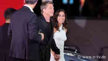 Händchenhaltend am Lido: Brad Pitt mit neuer Freundin in Venedig unterwegs