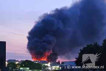 Bedrijfspand staat er troosteloos bij na grote brand in Almere