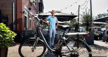 Iedereen op terras kijkt toe als brutaal de elektrische fiets van Arie wordt ingeladen: ‘Ben het sleuteltje kwijt’