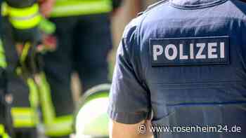 In letzter Sekunde: Mann zieht in Bayern schwer verletzten Senior (86) aus brennendem Auto