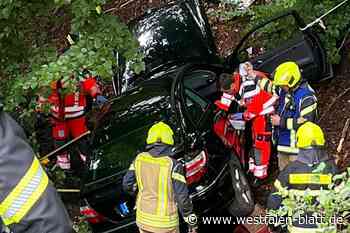 Mercedes stürzt in Rödinghausen fünf Meter in die Tiefe