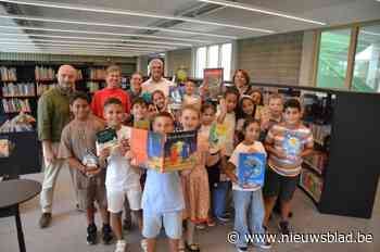 Leerlingen helpen laatste boeken verhuizen naar nieuwe bib, eerste boek is intussen al ontleend: “Aantal openingsuren is verdubbeld”