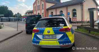 Messerattacke am Bahnhof Sarstedt – 61-Jähriger tot, Angreifer auf der Flucht