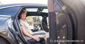 Marja (66) compleet verrast, als collega’s en ‘Rabo-Mercedes’ mét chauffeur voor de deur staan