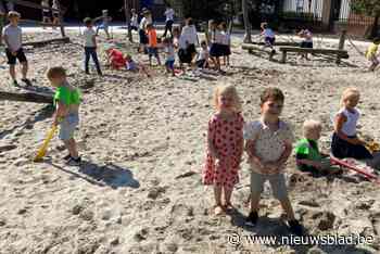 Leerlingen Wonderwijzer treffen ‘strand’ aan op speelplaats: kinderen delen speelplaats nog even met bouwvakkers