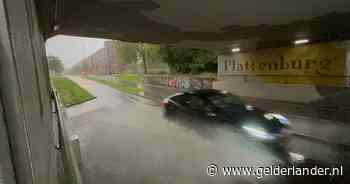 Noodweer: auto's stranden bij ondergelopen tunnel in Arnhem