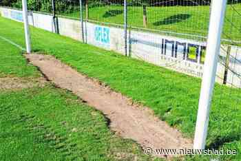 Hoogte van voetbaldoel moet aangepast worden... dus graaft arbeider sleuf op doellijn: “Onwaarschijnlijk”