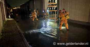 Noodweer: auto's stranden bij ondergelopen tunnel in Arnhem, bedrijventerrein onder water