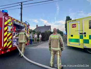 Garage en oldtimer gaan volledig in vlammen op: bewoner ter plaatse verzorgd aan lichte verwondingen