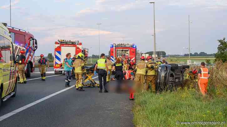 Ongeluk op A59 bij knooppunt  Zonzeel, auto belandt op zijn kant