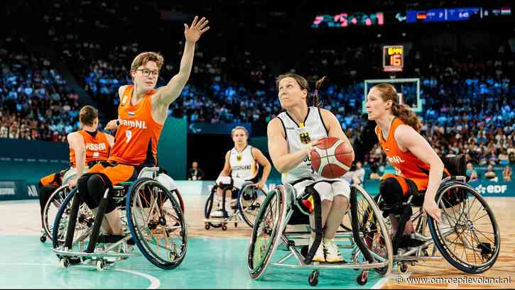 Almere - Bo Kramer met rolstoelbasketbalsters naar kwartfinale op Paralympics