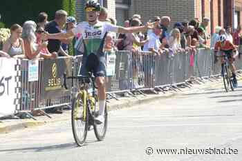Senne Brys wint voor het eerst als junior in Klein-Sinaai, en doet dat letterlijk op één been: “Plots kwam mijn rechterpedaal los”