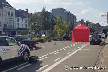 Fietsster (41) die onder vrachtwagen terechtkwam, is buiten levensgevaar
