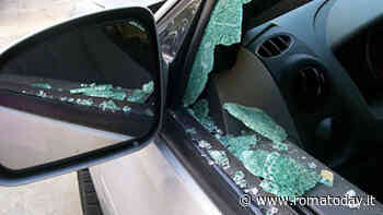 Spacca finestrino auto e ruba borsa. Il proprietario lo fa arrestare