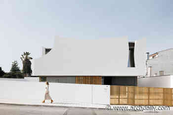 House “Patios of petals” / Sandra Micaela Casinha Atelier