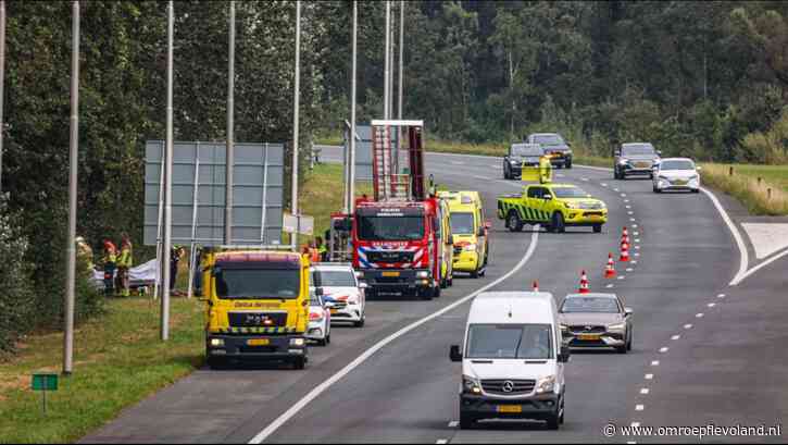Emmeloord - Invalidenbusje raakt van weg bij Emmeloord, twee personen naar ziekenhuis