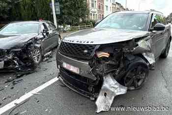 Twee lichtgewonden bij frontale botsing op Frans Beirenslaan in Borsbeek