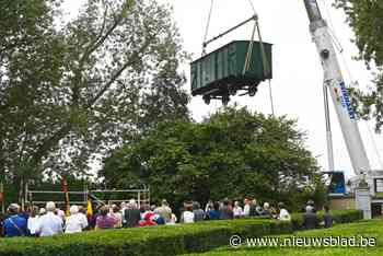 Gerestaureerde deportatiewagon uit WO II met kraan weer op zijn plek gezet: “Mooi moment voor 90- en 17-jarigen”