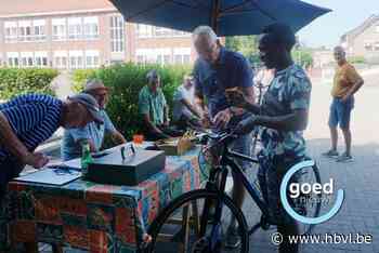KWB biedt 92 tweedehandsfietsen te koop aan op speelplaats van Lindeschool in Pelt
