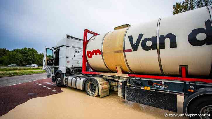 Gist wordt uit tankwagen gedrukt, hele omgeving stinkt naar bier