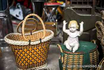 Buurtbewoners Eksterlaer organiseren rommelmarkt