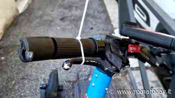 Dopo "fleximan" arriva "fascetta man", il giustiziere dei monopattini in sharing