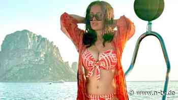 "Alles Gute für mich": Salma Hayek führt uns ihre Bikinis vor