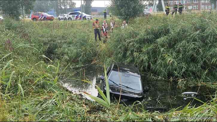 Flevoland - Nieuwsoverzicht 03/09 | Auto in water langs A6 • Ernstig ongeval met fietser