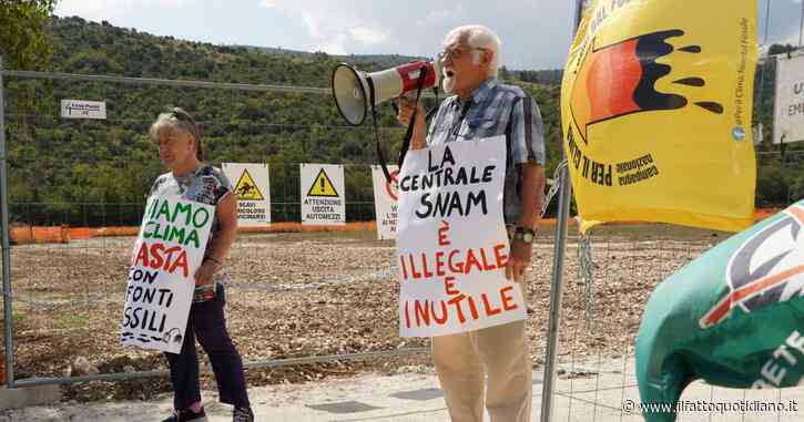 Sulmona, due attivisti si incatenano ai cancelli del cantiere del nuovo gasdotto Snam: “Infrastruttura inutile, costosa e dannosa”