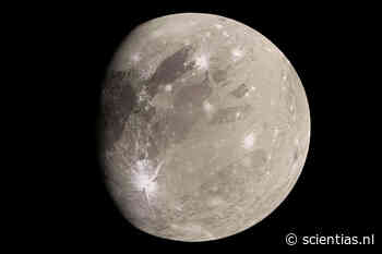 Gigantische meteorietinslag verschoof de as van de grootste maan in ons zonnestelsel